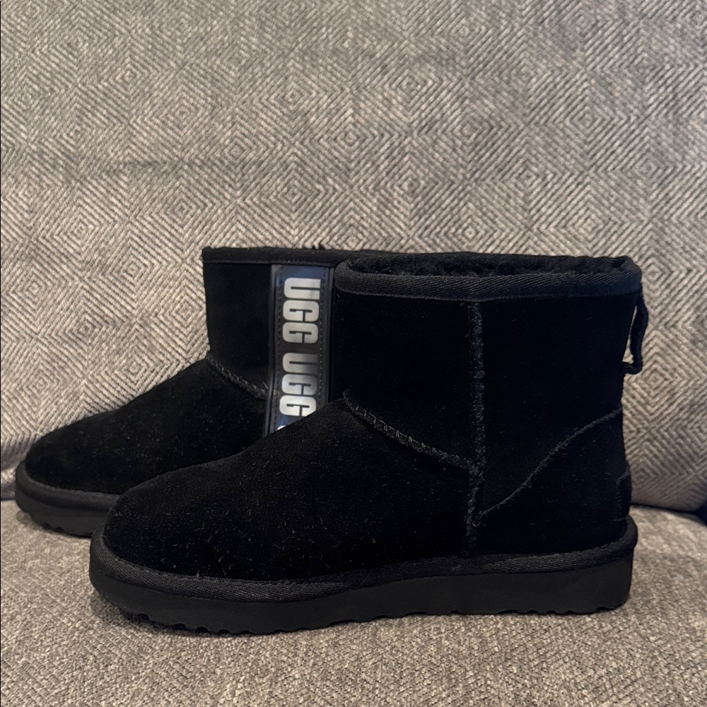 UGGs Classic kids Mini side logo Black Suede Boots size 5 pre owned like new